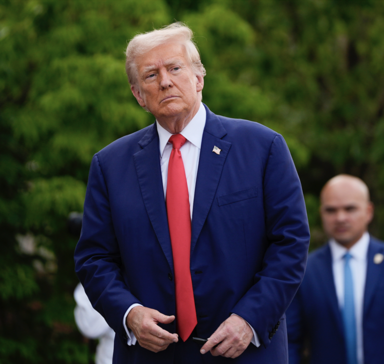 Trump hrozí clami na ruskú ropu, na Putina sa hnevá