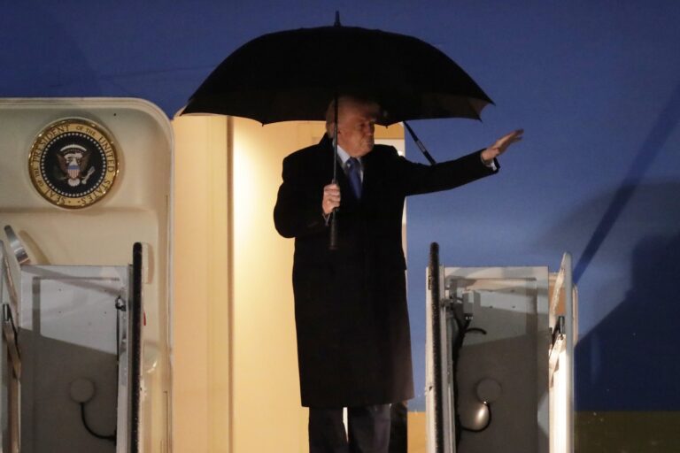 Trump zrušil Harrisovej, Clintonovej a Blinkenovi previerky