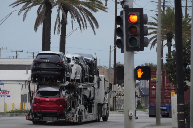 Nové SUV značky Mazda sú prepravované v prístave Long Beach v Kalifornii. Foto: TASR/AP