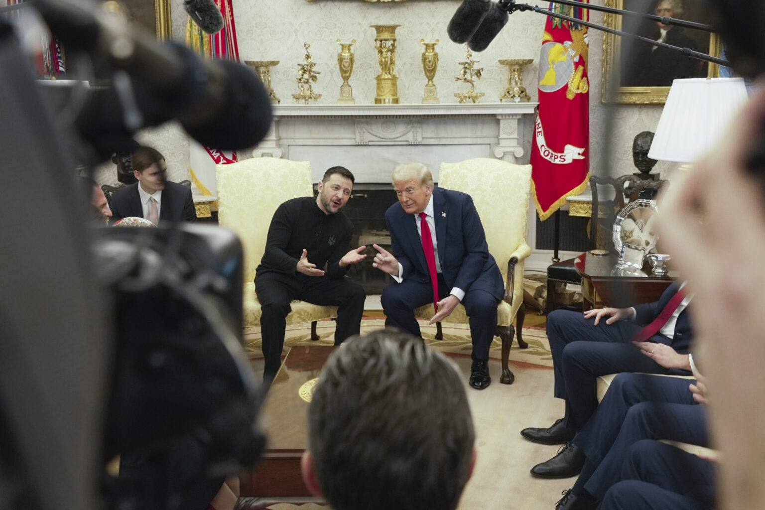 Volodymyr Zelenskyj a Donald Trump počas stretnutia v Oválnej pracovni. Foto: TASR/AP