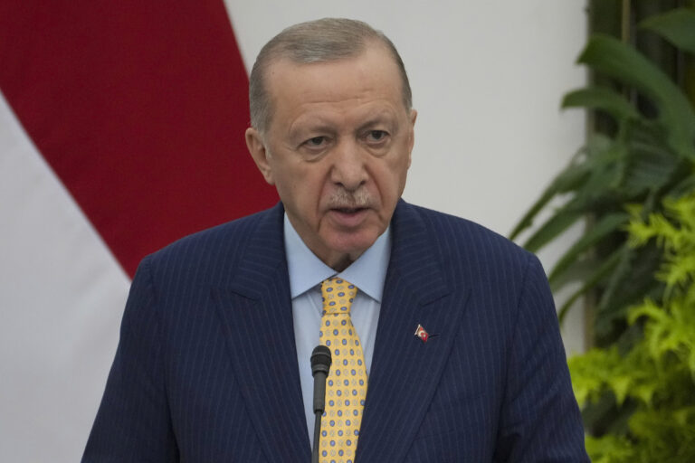 Erdogan: Pokiaľ sa kurdská strana nerozpustí, budeme proti nej bojovať