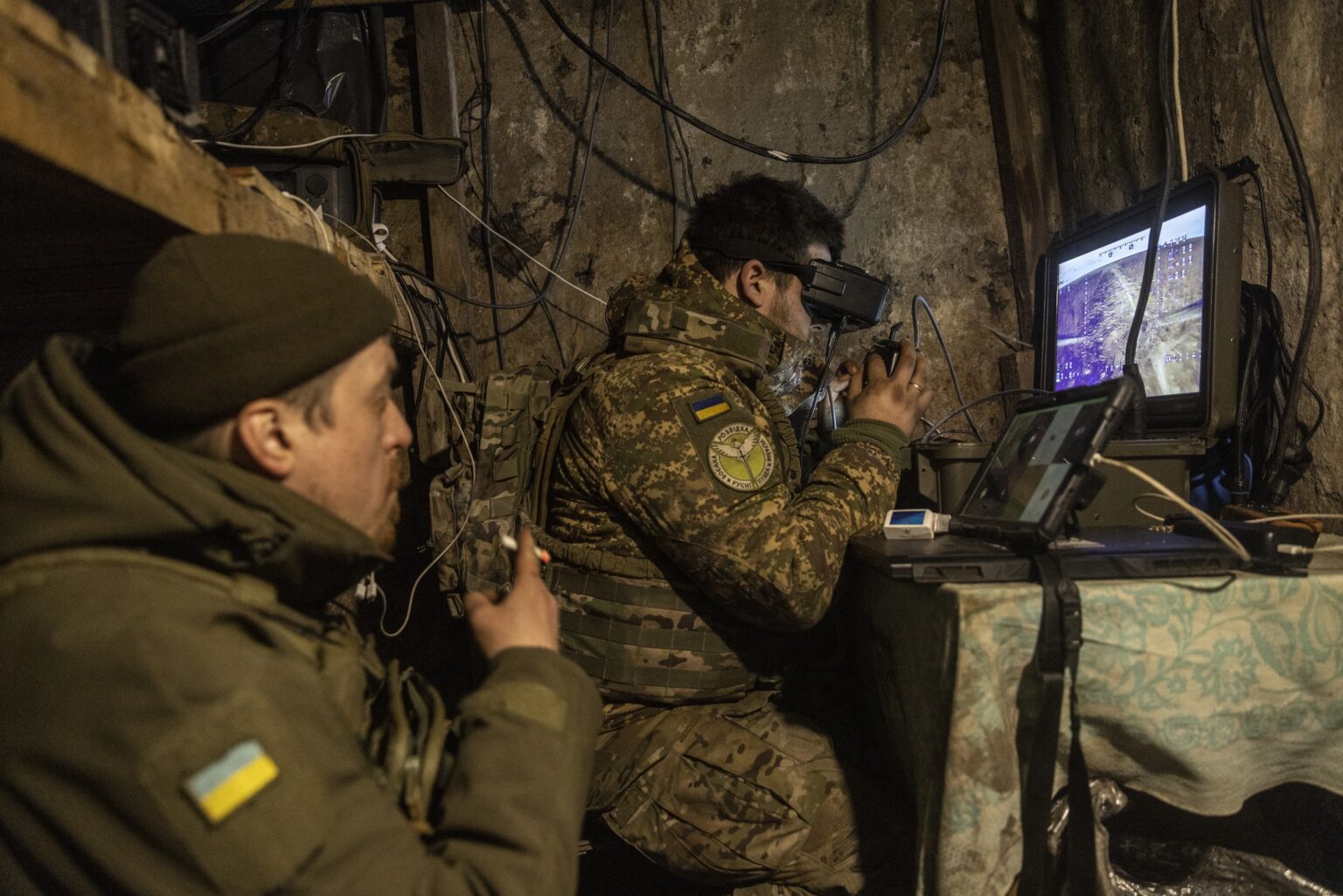 Vojak s imerznými okuliarmi, ktorý má volací znak DJ, riadi dron z pohľadu prvej osoby z frontového podzemného bunkra v Doneckej oblasti na Ukrajine 1. marca 2024. Foto: David Guttenfelder/New York Times