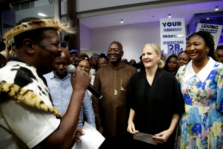 Novozvolenú prezidentku Medzinárodného olympijského výboru MOV Kirsty Coventryovú, druhú sprava, vítajú predstavitelia na letisku Roberta Gabriela Mugabeho v Harare v Zimbabwe v nedeľu 23. marca 2025. Foto: TASR / AP