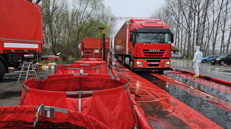 Kamión prechádza dezinfekčnou bránou v obci Medveďov (okr. Dunajská Streda) počas výskytu slintačky a krívačky v piatok 28. marca 2025. Foto: TASR/Milan Drozd