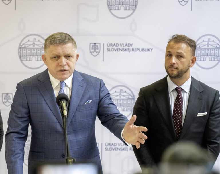 Minister pôdohospodárstva a rozvoja vidieka SR Richard Takáč, predseda vlády SR Robert Fico a minister vnútra SR Matúš Šutaj Eštok po mimoriadnej schôdzi vlády SR. Foto: Martin Baumann/TASR