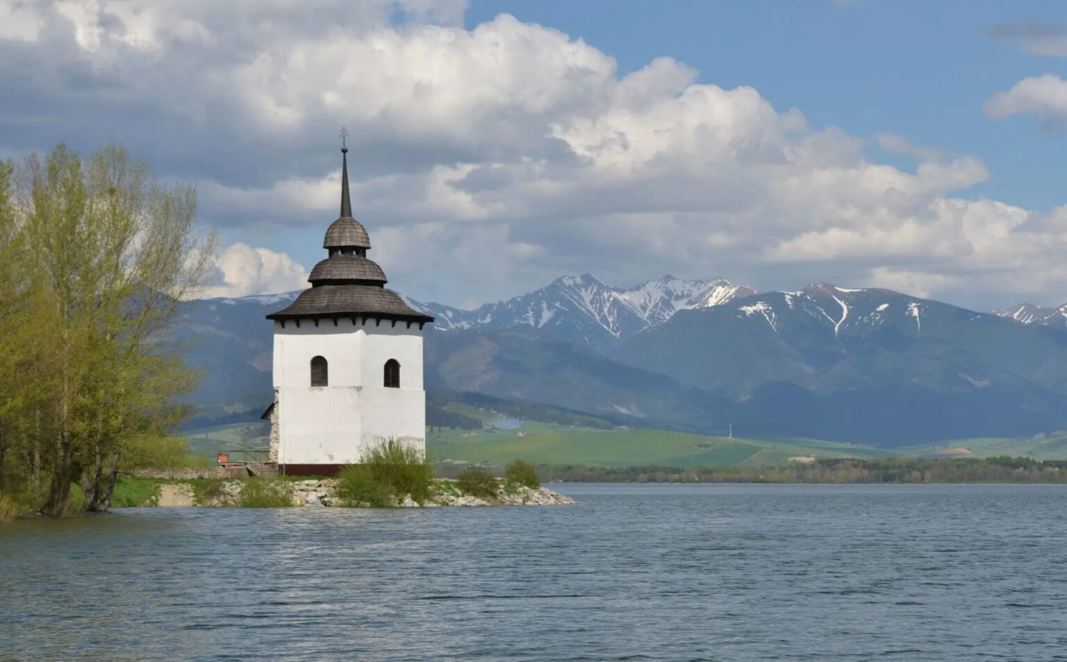 Veža Kostola Panny Márie na brehu priehrady Liptovská Mara. Foto: Štefan Podolinský