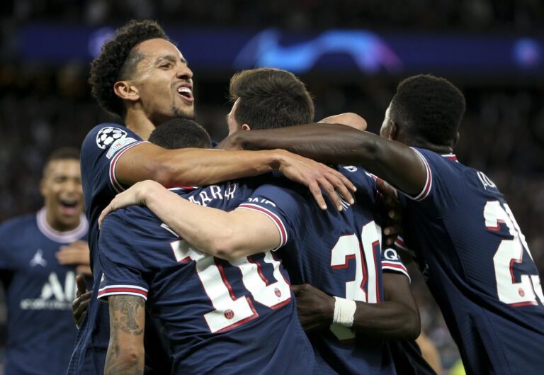 Hráči Paris Saint-Germain FC sa tešia z gólu počas zápasu s FC Liverpool. Foto: BACKGRID / Backgrid USA / Profimedia