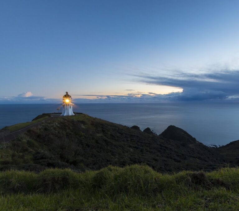 Východ slnka na najsevernejšom bode Nového Zélandu, mysu Reinga. Foto: Homolka Jan/ 
 ČTK / Profimedia