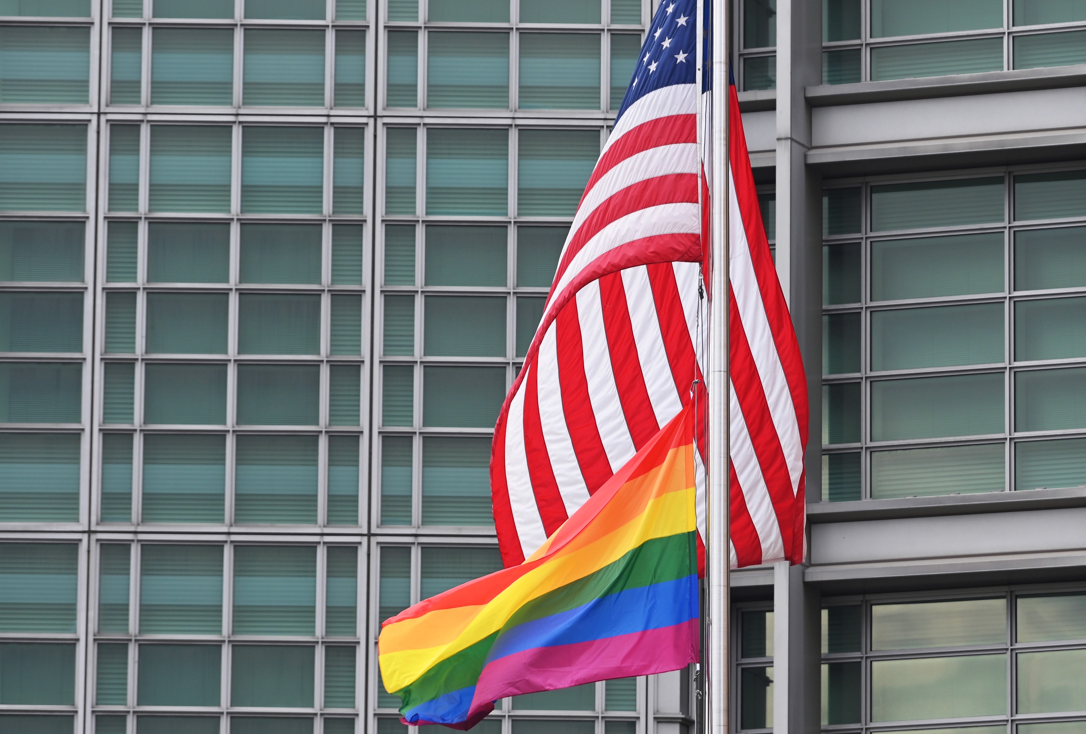 Prvý americký štát zakázal dúhové vlajky na vládnych budovách a školách