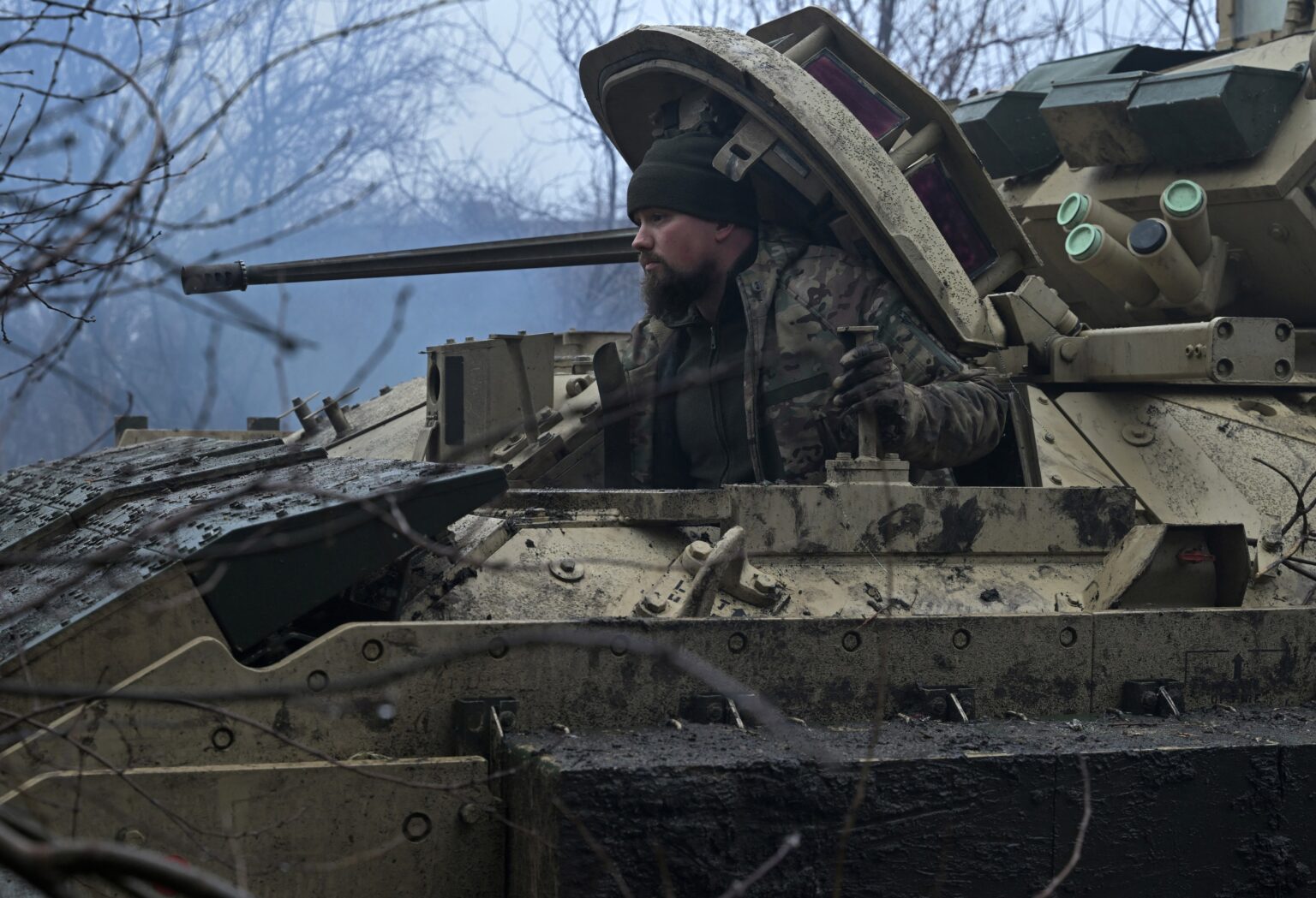 Ukrajinský vojak v americkom bojovom vozidla Bradley, ilustračný obrázok. Foto: Genya SAVILOV / AFP / AFP / Profimedia