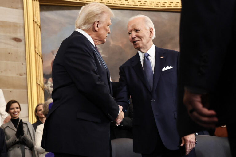 Joe Biden si podáva ruku s Donaldom Trumpom počas jeho inaugurácie za prezidenta USA 20. januára 2025 vo Washingtone. Foto: Photo Press Service / Bestimage / Profimedia