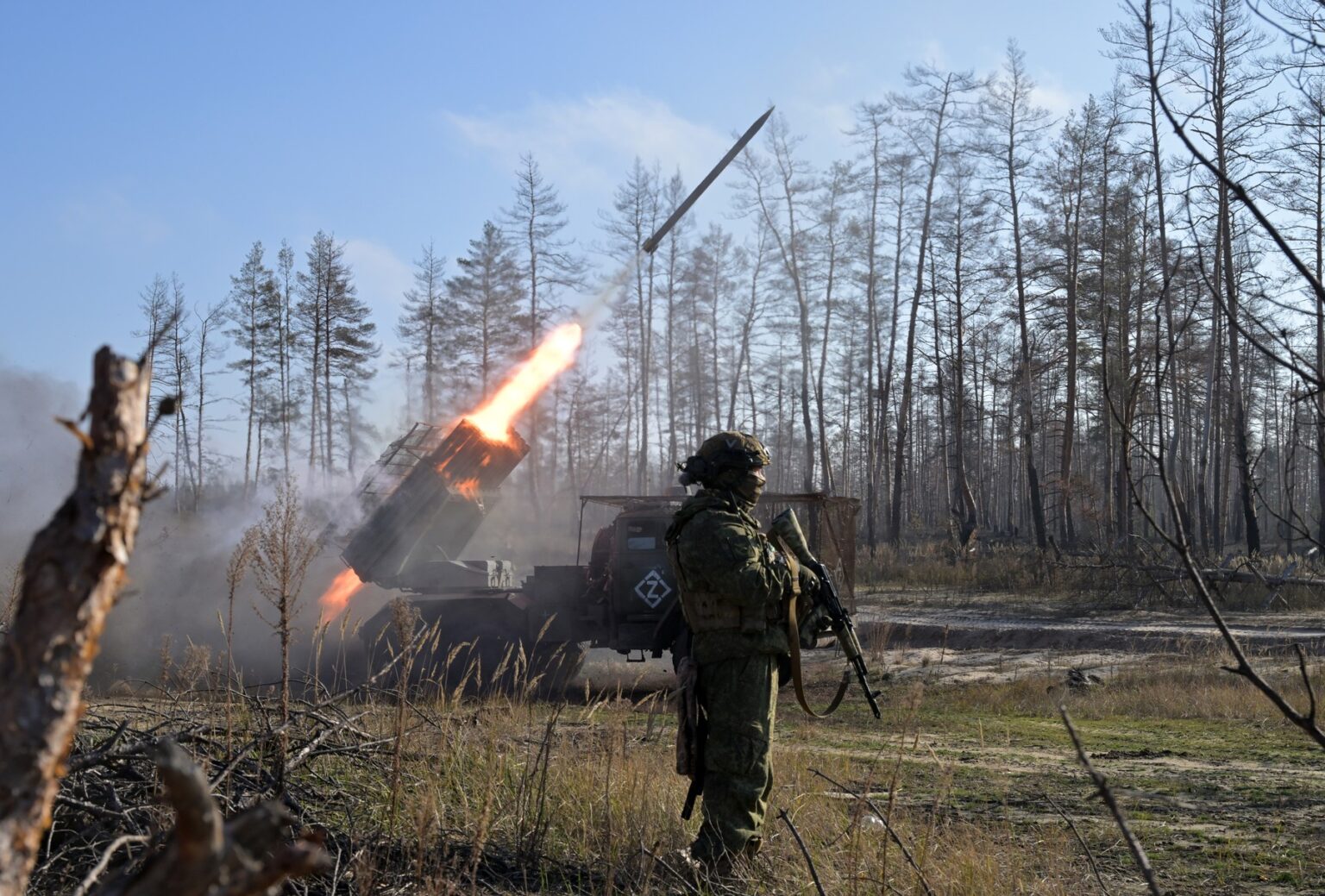 Ruskí vojaci strieľajú z raketometu BM-21 Grad smerom k ukrajinským pozíciám v sektore Krasnyj Liman v Luhanskej oblasti v januári 2025. Foto: Evgeny Biyatov / Sputnik / Profimedia