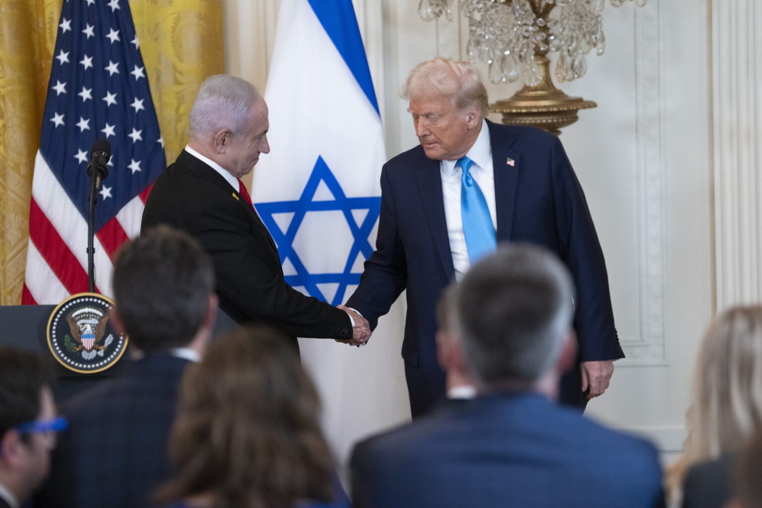 Prezident USA Donald Trump a izraelský premiér Benjamin Netanjahu si podávajú ruky na záver tlačovej konferencie v Bielom dome vo Washingtone 4 februára 2025. Foto: Chris Kleponis - CNP / INSTAR Images / Profimedia