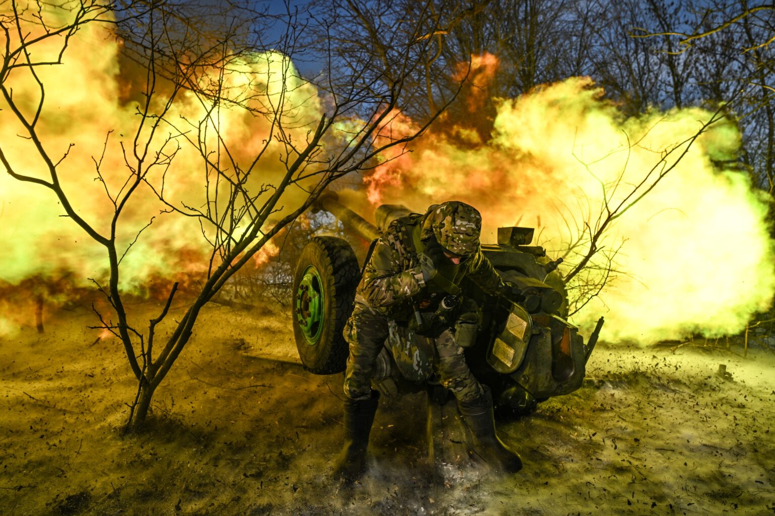 Ruský vojak strieľa z húfnice, ilustračný obrázok. Foto: Sergey Bobylev / Sputnik / Profimedia