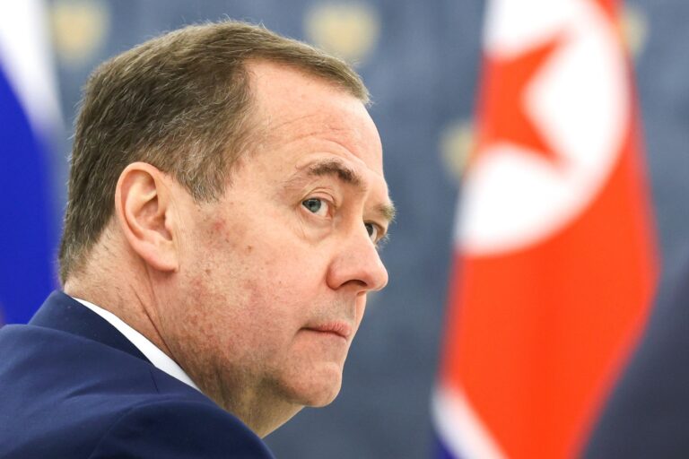 Medvedev: Rusko je pripravené na rokovaniach o Ukrajine