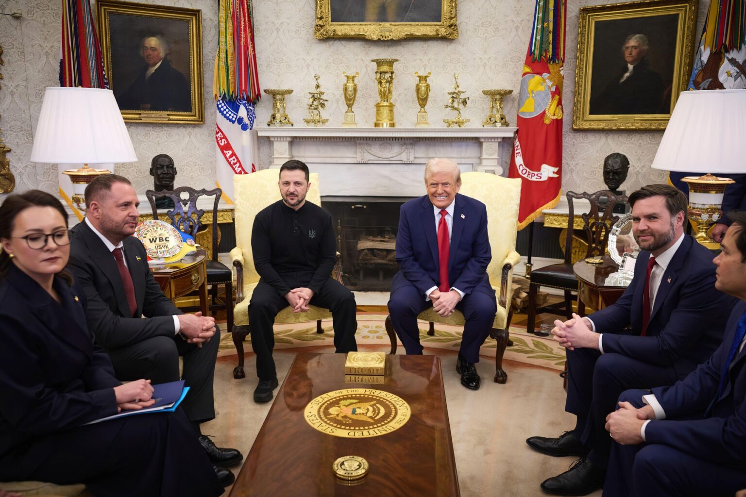Ukrajinský prezident Volodomyr Zelenskyj sa 28. februára 2025 stretol v Bielom dome s prezidentom Spojených štátov Donaldom Trumpom, pričom stretnutie sa skončilo chaotickou konfrontáciou medzi oboma mužmi. Foto: American Photo Archive / Alamy / Profimedia