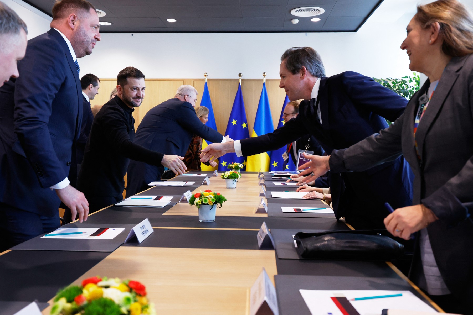 Lídri EÚ súhlasili s výrazným zvýšením zbrojenia. Ukrajine sa chrbtom neotočili