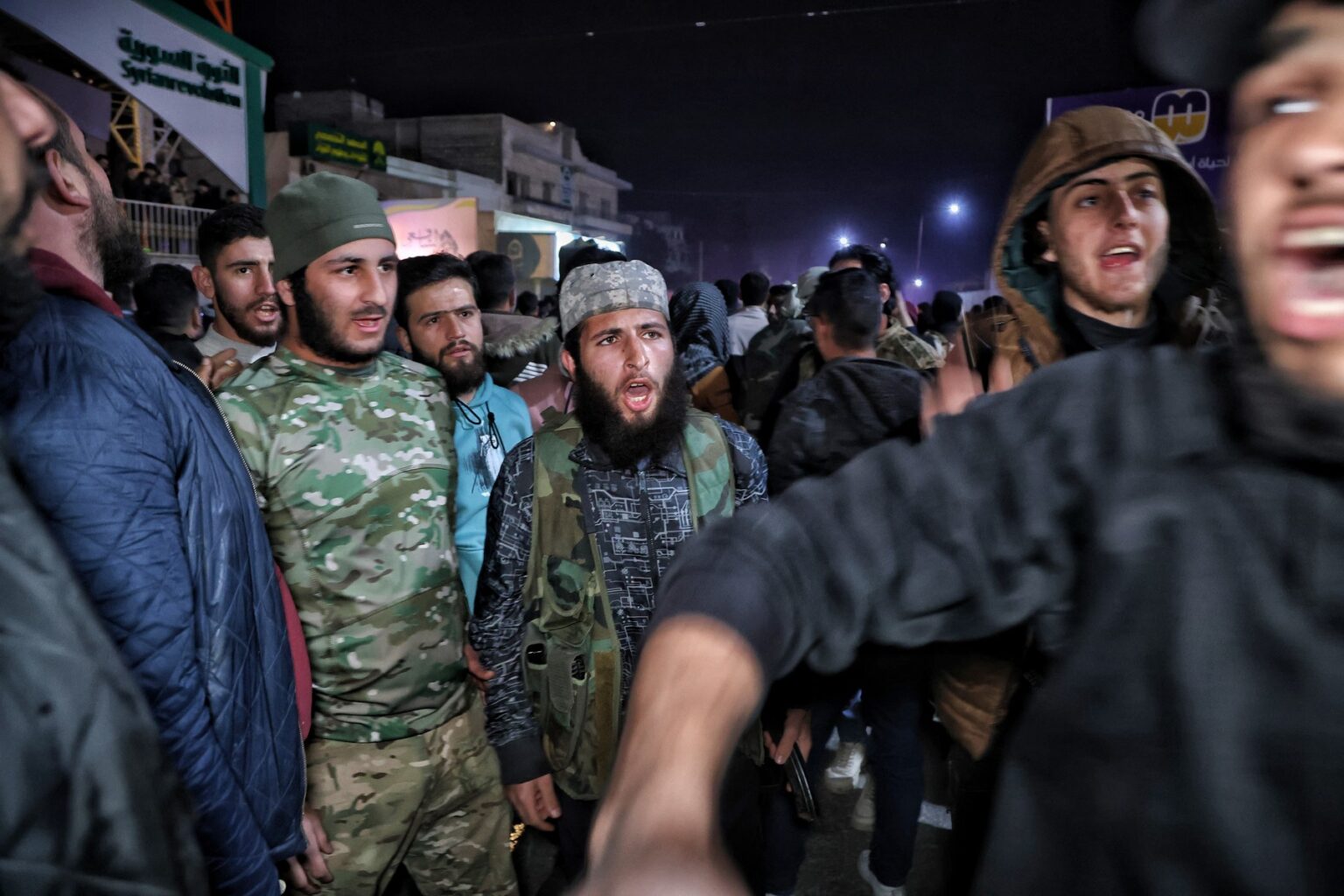 Sýrski militanti organizujú zhromaždenie, na ktorom vyhlasujú všeobecnú mobilizáciu po útokoch na sýrske bezpečnostné sily, Idlib, Sýria, 6. marca 2025. Zdroj: Bilal Al Hammoud / EPA / Profimedia