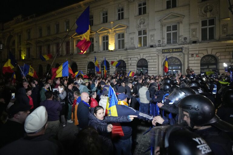Priaznivci Calina Georgesca reagujú počas protestu po tom, ako rumunský volebný orgán odmietol jeho kandidatúru v opakovaných prezidentských voľbách v Bukurešti v nedeľu 9. marca 2025. Foto: ČTK / AP / Andreea Alexandru