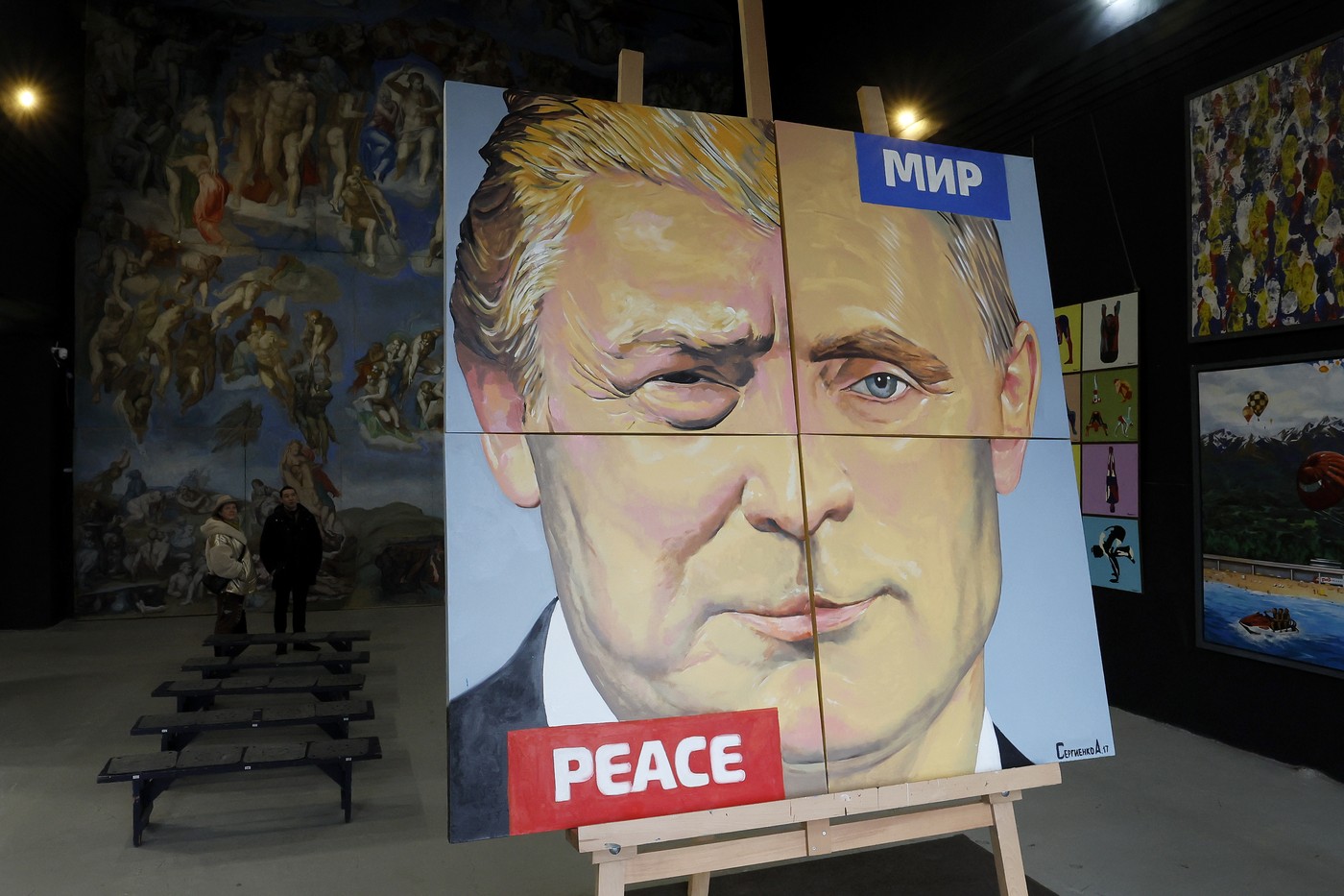 Dielo ruského umelca Alexeja Sergienka s názvom „Mier“ (2017), na ktorom je zobrazený Vladimir Putin a Donald Trump, je opäť vystavené v umelcovej galérii v ruskom Petrohrade, 12. marca 2025. Foto: ANATOLY MALTSEV / EPA / Profimedia