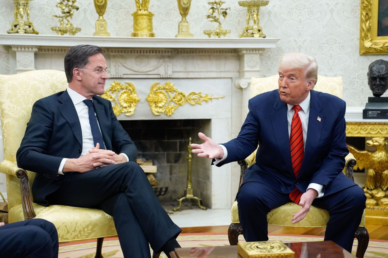 Prezident USA Donald Trump na stretnutí s generálnym tajomníkom NATO Markom Ruttem 13. marca 2025 v Oválnej pracovni Bieleho domu. Foto: Shutterstock Editorial / Profimedia
