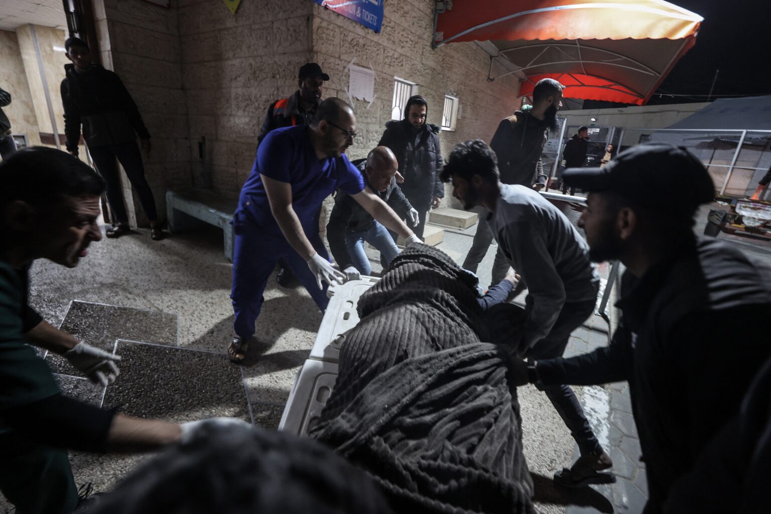 Zranení Palestínčania po jednom z útokov. Foto: AA/ABACA / Abaca Press / Profimedia