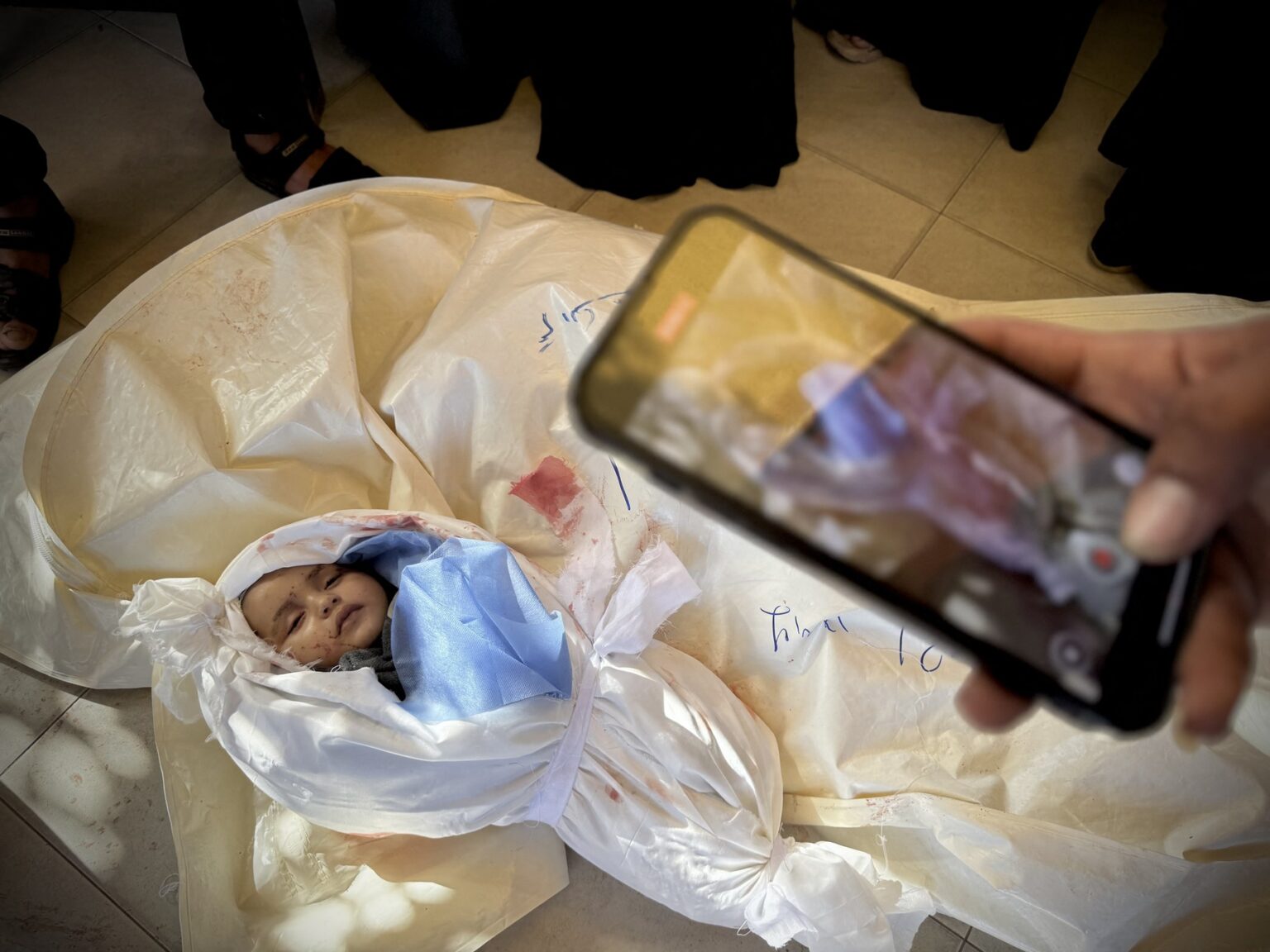 Telá tehotnej ženy a jej ročného dieťaťa, ktoré zomreli pri útoku na stan pre vysídlencov v oblasti Mewasi juhozápadne od Chán Júnisu, privážajú do nemocnice Nasser na pohrebné obrady v Chán Júnise v Gaze 19. marca 2025. Zdroj: AA/ABACA / Abaca Press / Profimedia