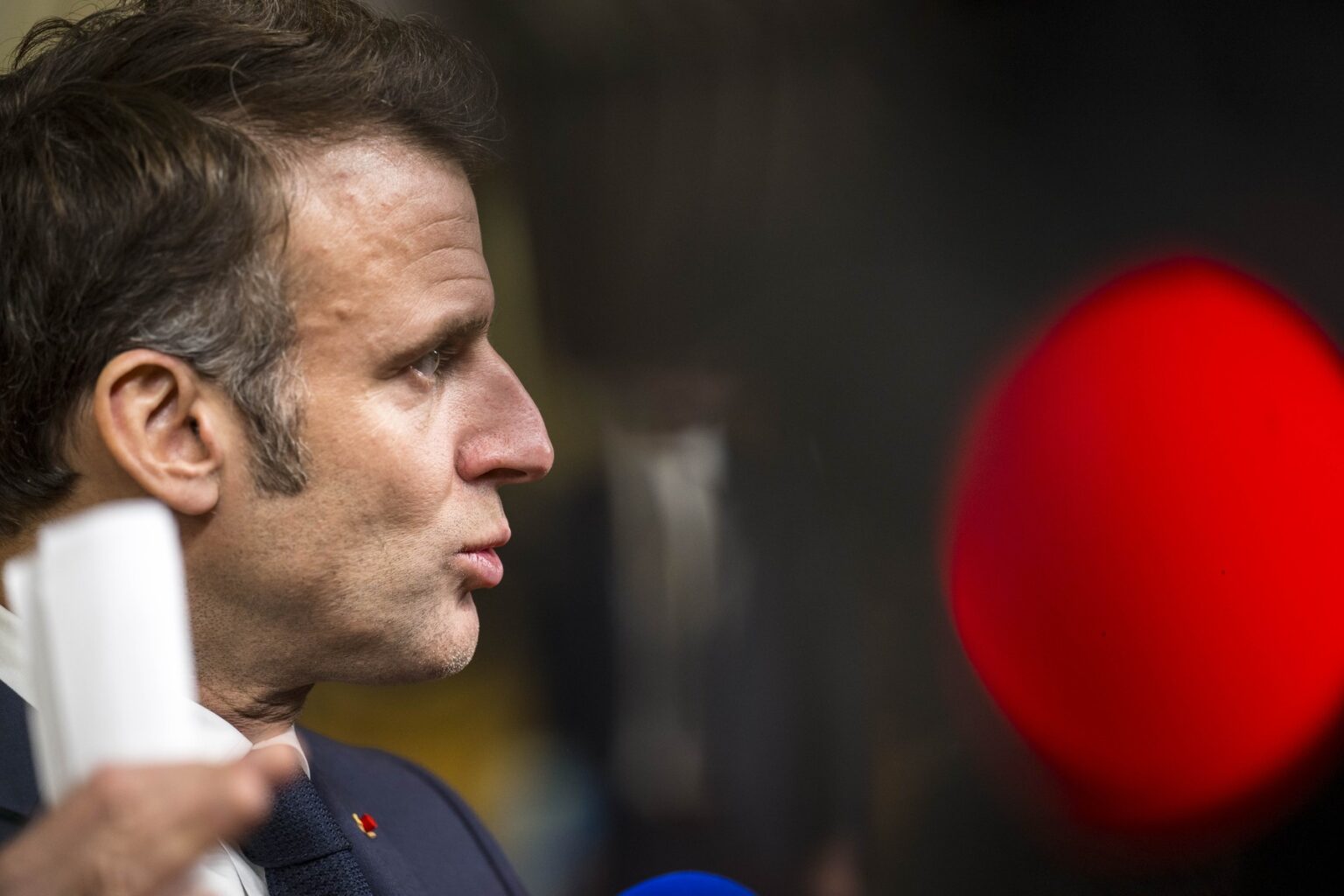 Francúzsky prezident Emmanuel Macron hovorí s novinármi po samite EÚ v sídle Európskej rady v Bruseli, Belgicko, 20.3.2025. Európska rada vyzvala na posilnenie obranných kapacít Európy. Zdroj: Wiktor Dabkowski/ZUMA Press Wire