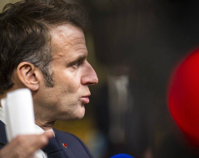 Macron dostal pozvanie od kráľa Karola III. Britániu navštívi ešte pred Trumpom