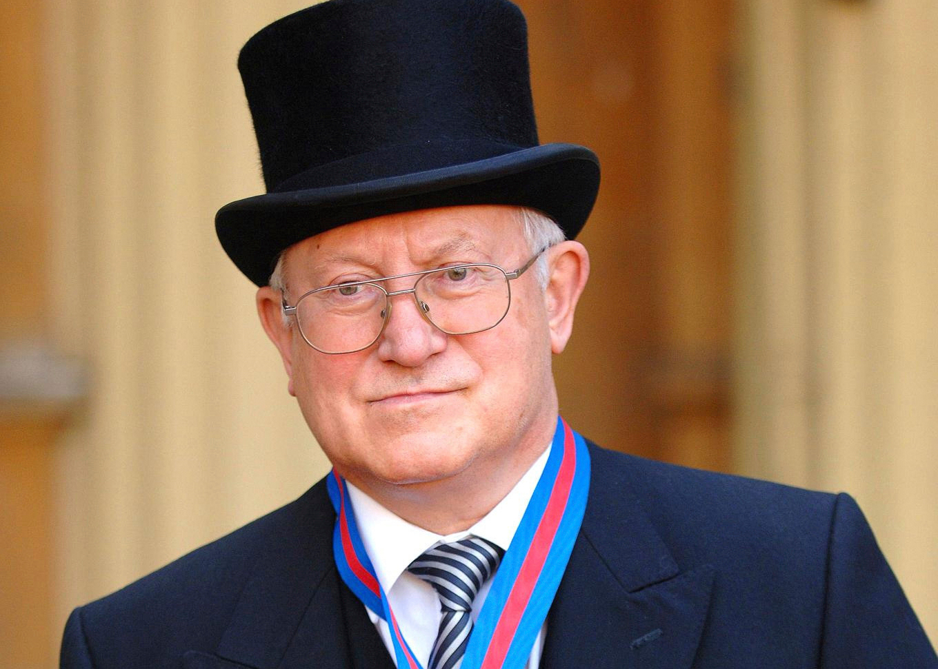 Bývalý sovietsky špión Oleg Gordievsky po tom, ako dostal od kráľovnej Alžbety II. v Buckinghamskom paláci v Londýne vyznamenanie Spoločník najvýznamnejšieho rádu svätého Michala a svätého Juraja, 17. októbra 2007. Zdroj: ČTK / AP / Fiona Hanson