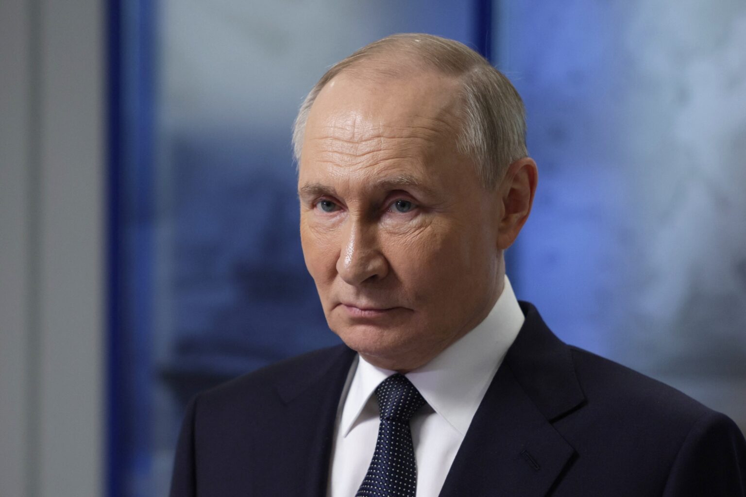 Vladimir Putin na stretnutí s účastníkmi arktických expedícií pre deti organizovaných spoločnosťou Rosatom v prístavnom meste Murmansk na polárnom kruhu 27. marca 2025. Foto: Gavriil Grigorov / POOL / AFP / Profimedia