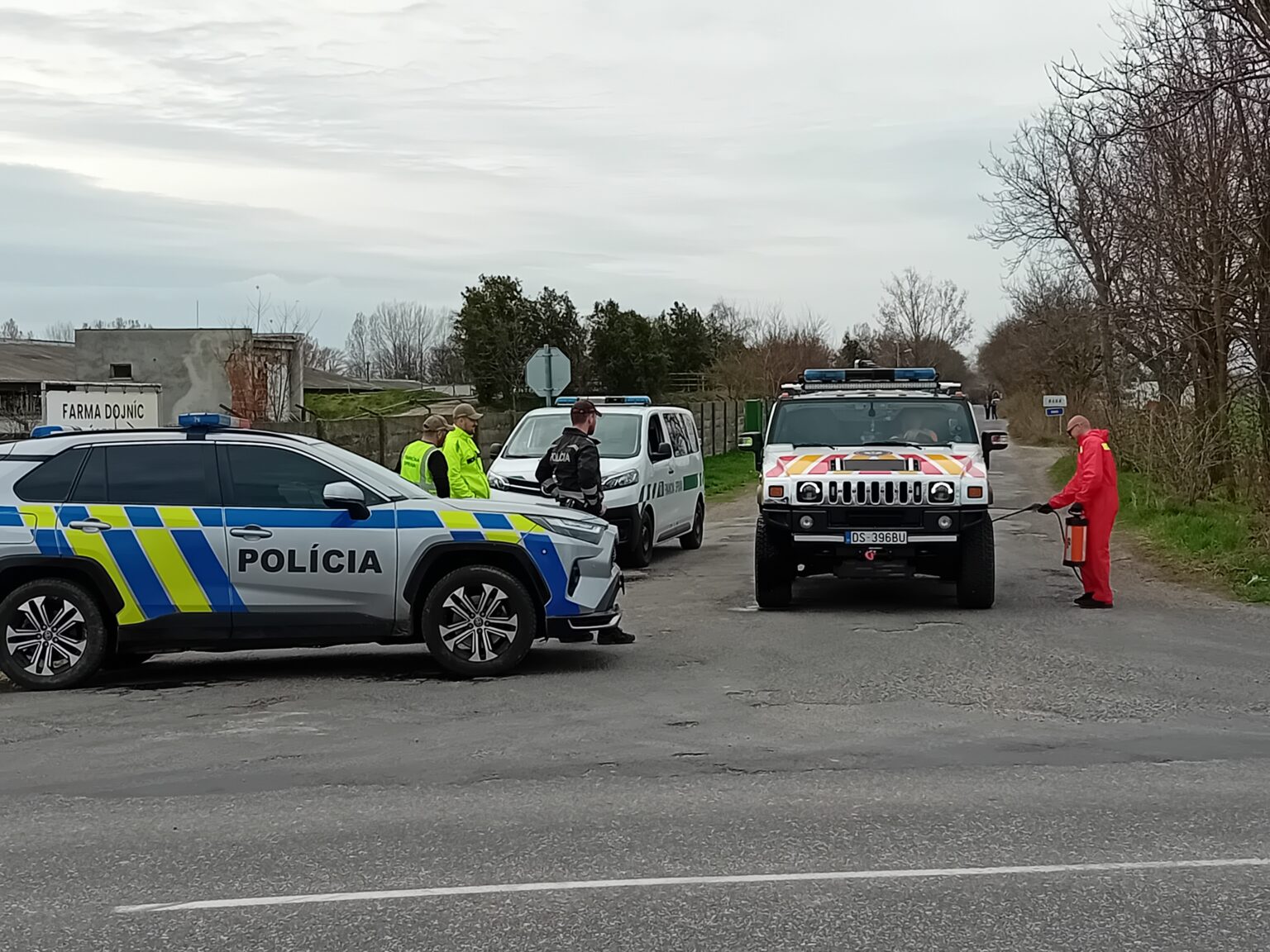 Farma stojí pri vstupe do Baky. Tam stoja policajné hliadky a dezinfikujú sa autá, ktoré z obce vychádzajú. Foto: Mário Kaprálik