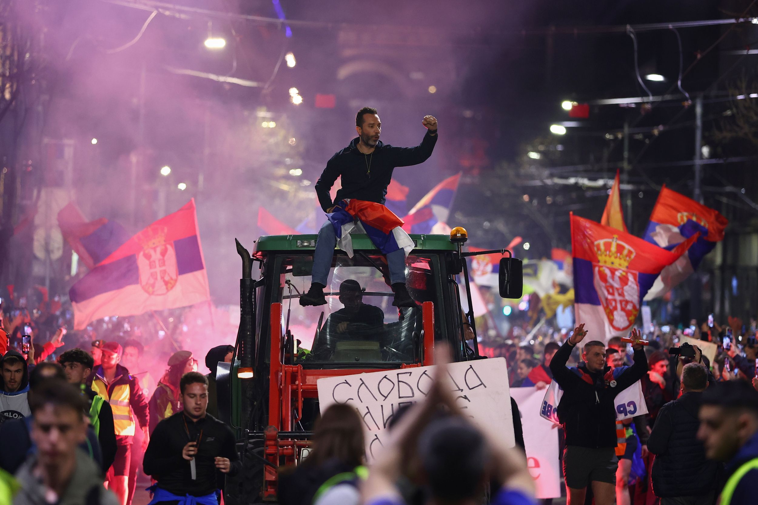 Okamžite vyľudnená ulica. Proti demonštrantom v Srbsku vraj nasadili sonickú zbraň