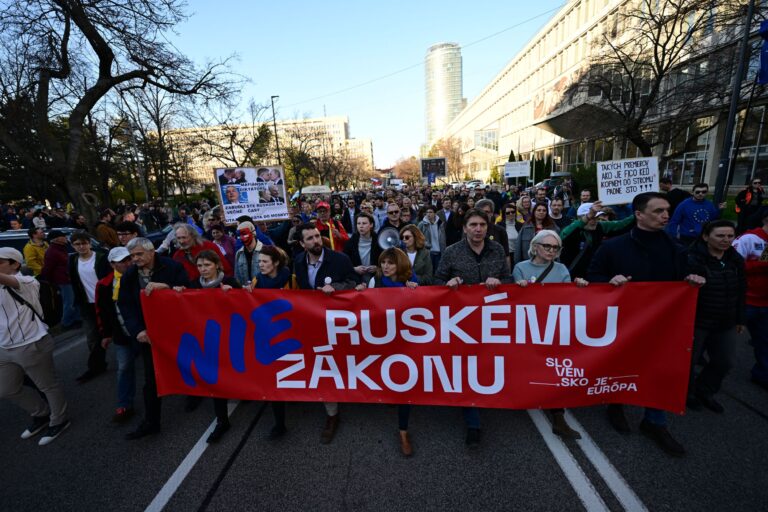 Účastníci na pochode „Nie ruskému zákonu!“. Foto: Jaroslav Novák/TASR