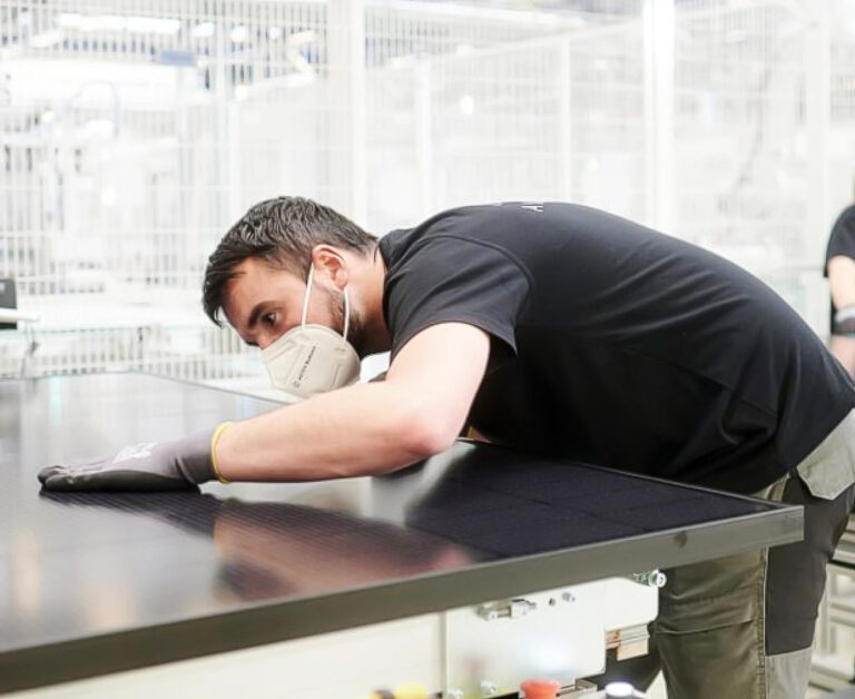 Známa švajčiarska firma čelí problémom, kráti zamestnancom úväzky