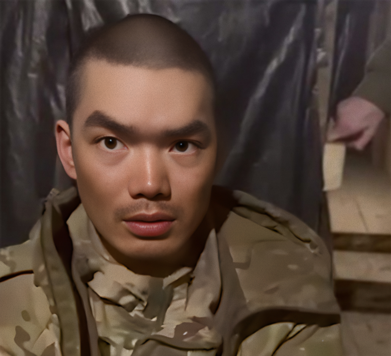 Zajatý čínsky občan, bojujúci na strane Ozbrojených síl RF. Foto: screenshot z videa.