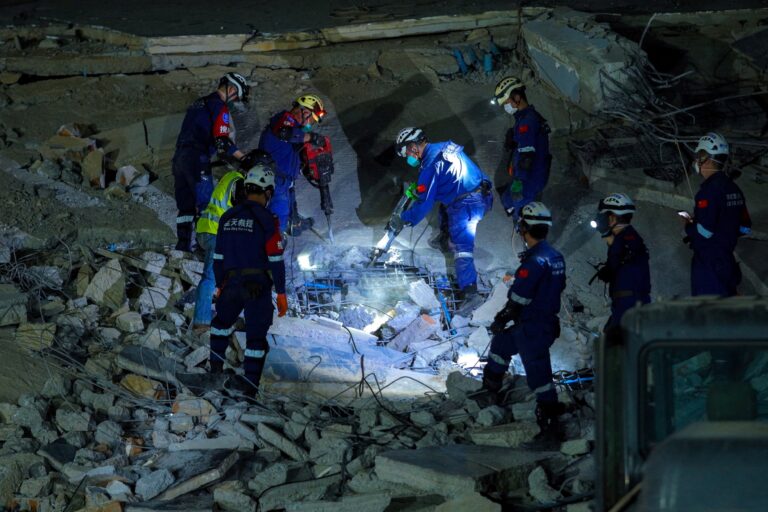 Z trosiek v Mjanmarsku zachránili ženu po 91 hodinách, tisíce ľudí je mŕtvych