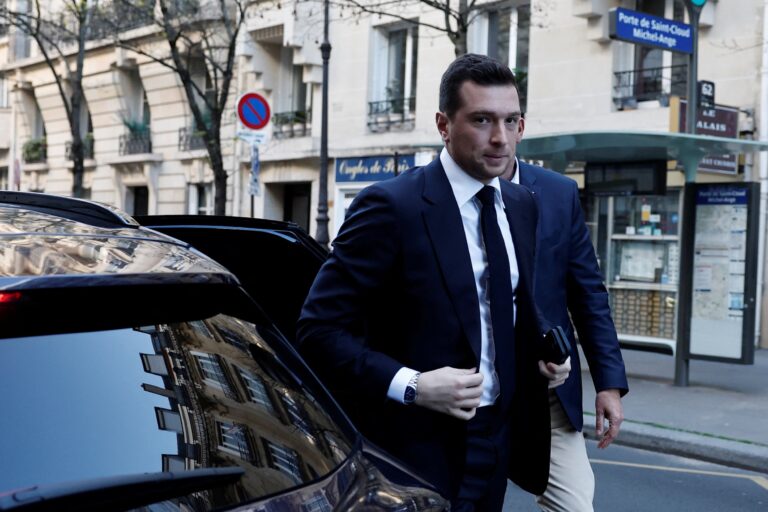 Bardella čelí kritike za účasť na pohrebe Františka, Le Penová ju vraj odsúhlasila