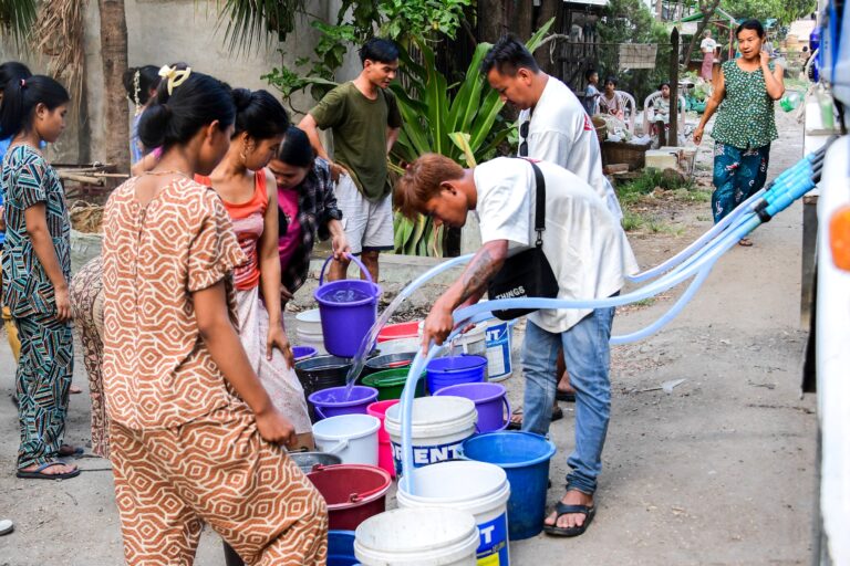 Počet obetí zemetrasenia v Mjanmarsku stúpol na vyše 3 300, pátranie pokračuje