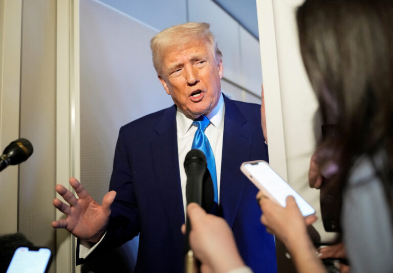 Trump ustupuje od tvrdých ciel, základná sadzba má byť 10 percent