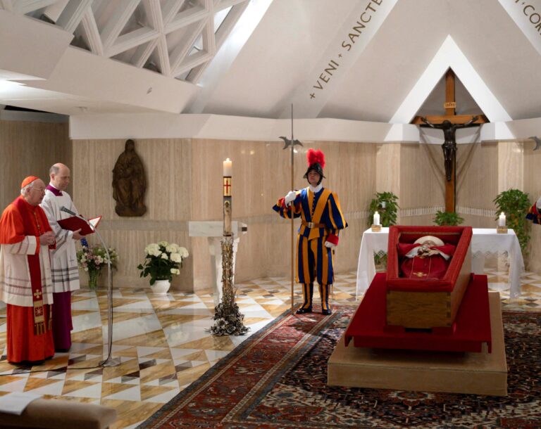 Veriacich k pápežovmu telu pustia, hoci len počas niekoľkých dní