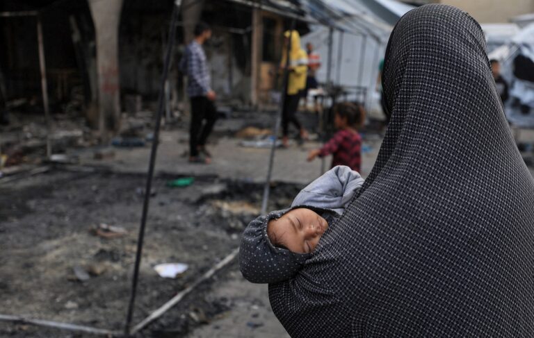 Záchranári v Gaze hlásia 11 tiel po požiari v zbombardovanej škole