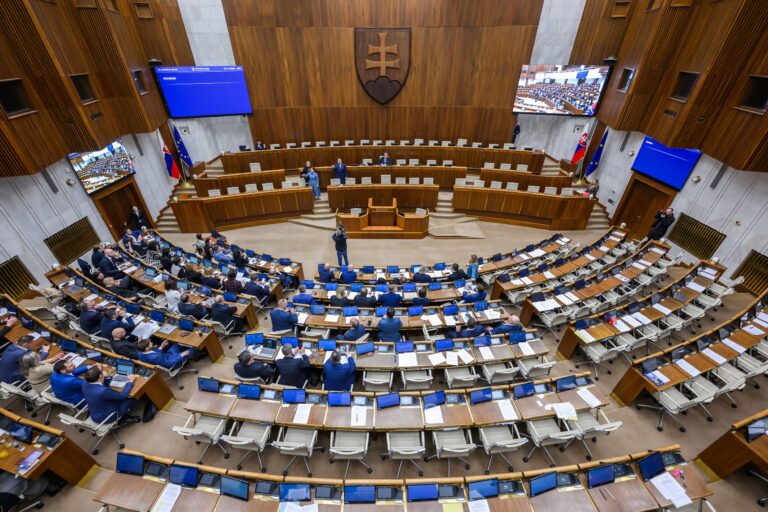 Niektorí poslanci parlamentu budú v roku 2025 zarábať až 7 300 eur mesačne