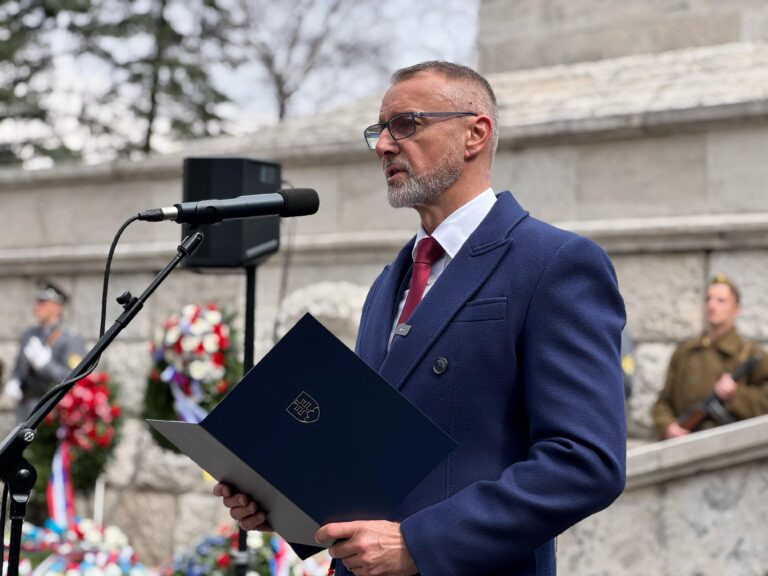 Šéf parlamentu Raši by na oslavy do Moskvy nešiel. Koniec vojny si chce uctiť na Slovensku