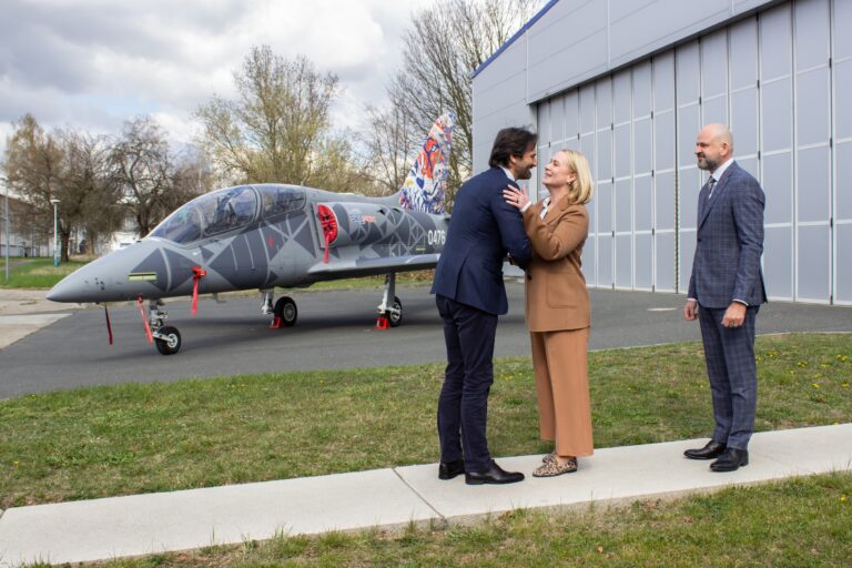 Kaliňák: Česká ponuka lietadiel L-39 Skyfox je pre Slovensko atraktívna