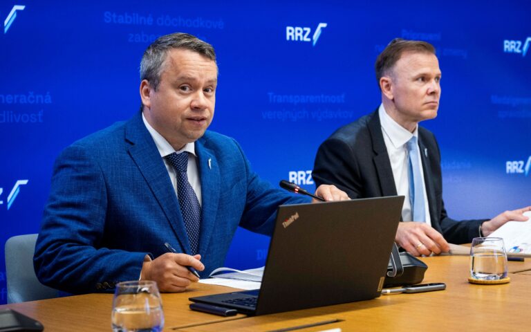 Predseda Rady pre rozpočtovú zodpovednosť Ján Tóth a člen Rady Juraj Kotian. Foto: Jakub Kotian/TASR