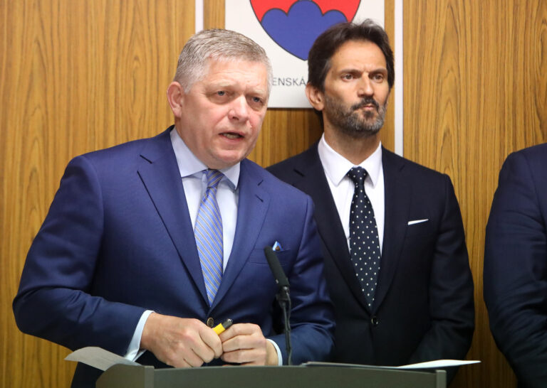 Robert Fico a Robert Kaliňák po výjazdovom rokovaní vlády SR v obci Malá Lehota v okrese Žarnovica. Foto: Ján Krošlák/TASR     