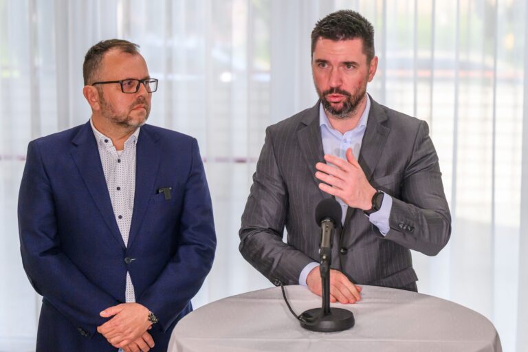 Minister pôdohospodárstva a rozvoja vidieka (MPRV) SR Richard Takáč (Smer-SD) a starosta obce Štvrtok na Ostrove Péter Őry. Foto: Jaroslav Novák / TASR