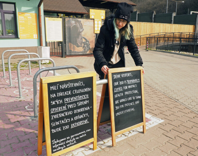 Informačné tabule pred vstupom do zoologickej záhrady v Bratislave v sobotu 22. marca 2025. Foto: Miroslav Košírer/TASR