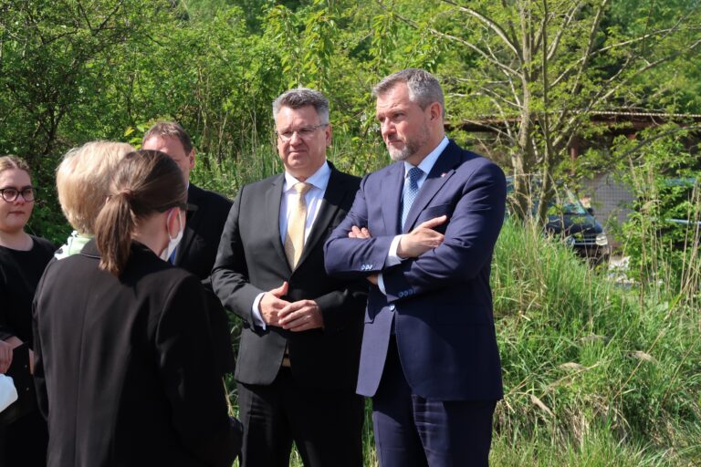 Pellegrini varuje pred arzénom pri Hlohovci, volá po vyhlásení mimoriadnej situácie